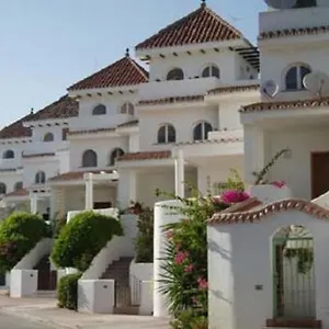 Сasa de vacaciones Modern Townhouse 7 Mins Walk From The And 15 Mins From Port, Manilva